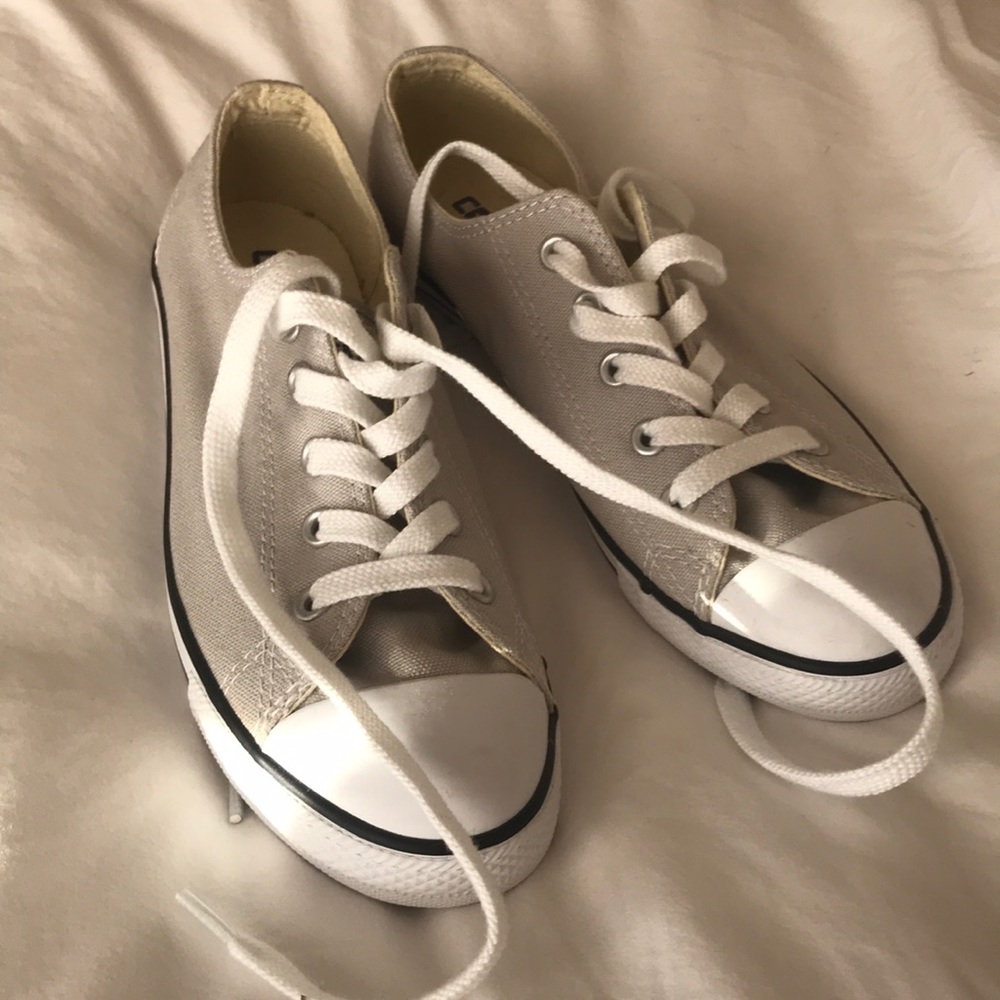 NEW CONVERSE IN SIZE 6 WOMENS. price negotiable